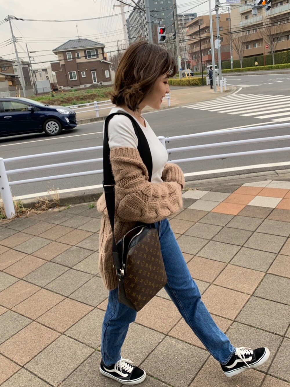 「春コーデ、シンプルコーデ、デニム」｜「VANSのVANS OLD SKOOL WOMENS（スニーカー、ブラック系）」を使った、Taruさん（レディース・161cm）の春コーディネートの1枚目の写真