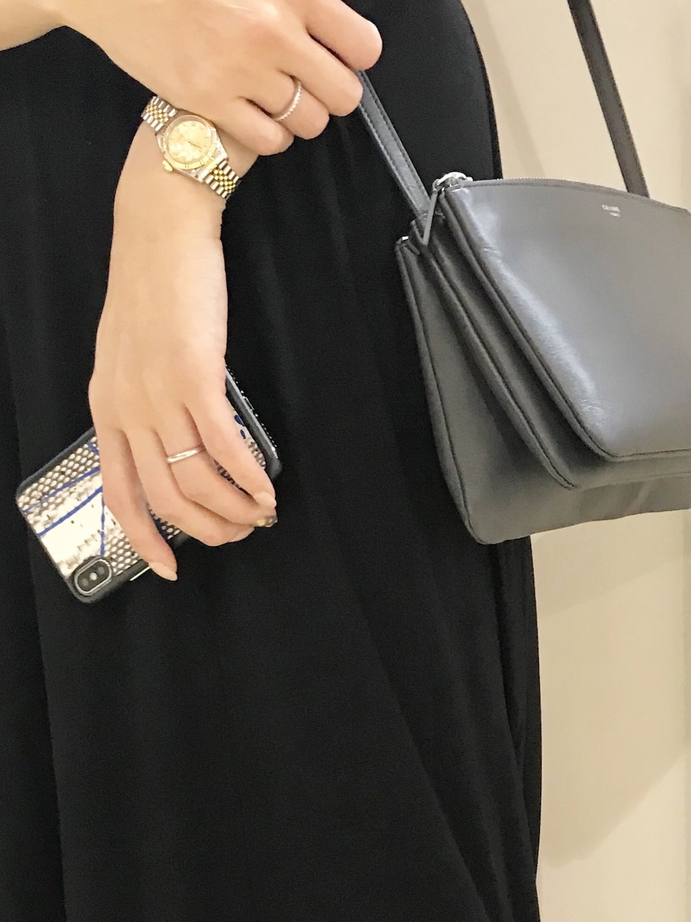 「シンプルコーデ、大人カジュアル、はるコーデ、オトナ女子、きれいめカジュアル、大人コーデ、モノトーン、モノトーンコーデ、オトナカジュアル、カジュアル」｜「FABLOVECASEのアイテム（スマホケース/カバー、ブルー系）」を使った、FABLOVECASE さん（レディース・163cm）の春コーディネートの1枚目の写真