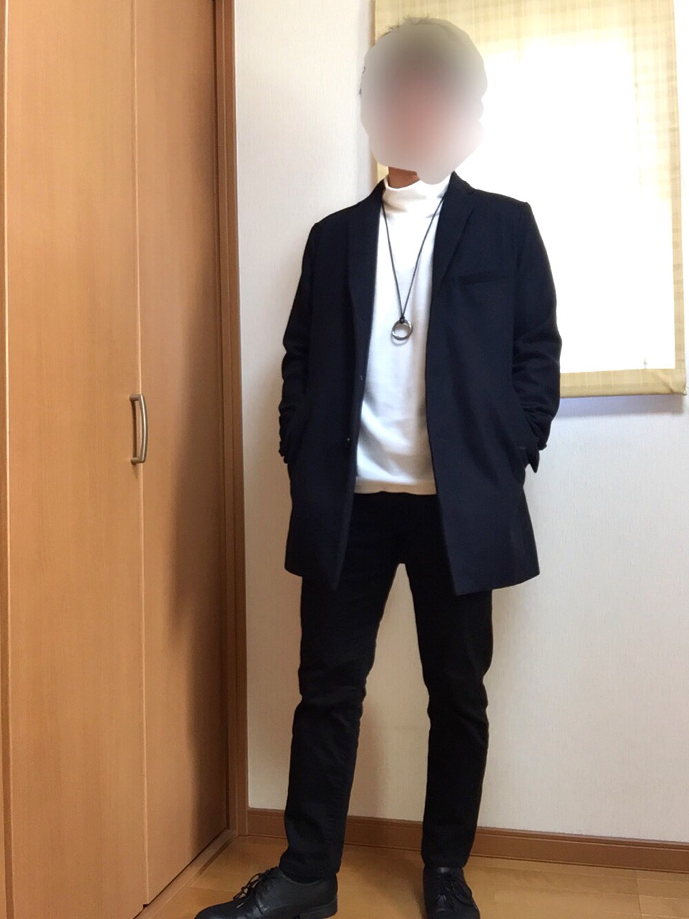 「チェスターコート、低身長男子、白ニット」｜「JEANS FACTORY のアイテム（チェスターコート、ブラック系）」を使った、イッチさん（メンズ・164cm）の冬コーディネートの1枚目の写真