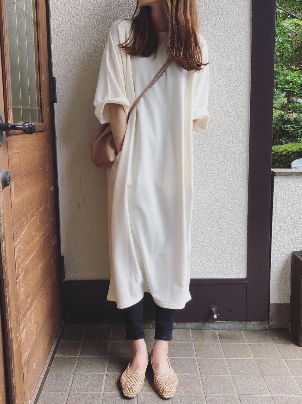 「カジュアルコーデ、シンプル、チャコクローゼット、chacocloset、プチプラコーデ、モノトーン、ホワイト、ママコーデ」｜「Chaco closetのバルーンスリーブ ポケット付き 7分袖 ミニ裏毛スウェットワンピース（ワンピース、ホワイト系）」を使った、Sato*さん（レディース・164cm）の春コーディネートの1枚目の写真