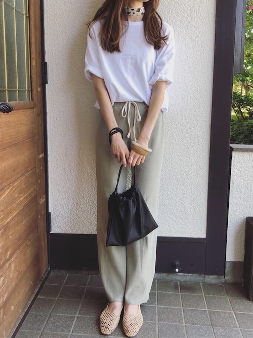 白Tシャツ 夏コーデ