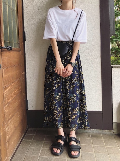 白Tシャツ 夏コーデ