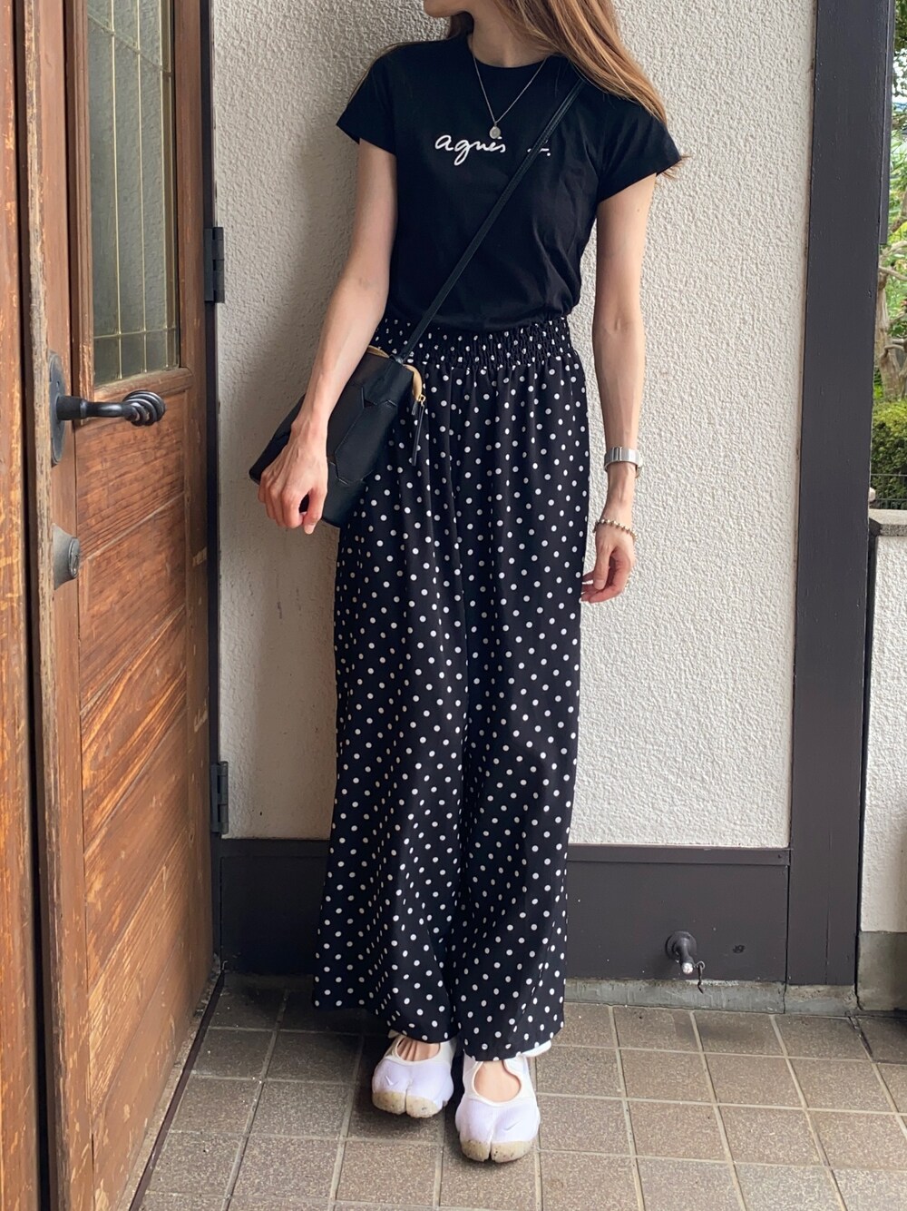 ブラック系のパンツ、ブラック系のTシャツ/カットソー、ブラック系のショルダーバッグを着用したレディースの夏コーディネートの1枚目の写真