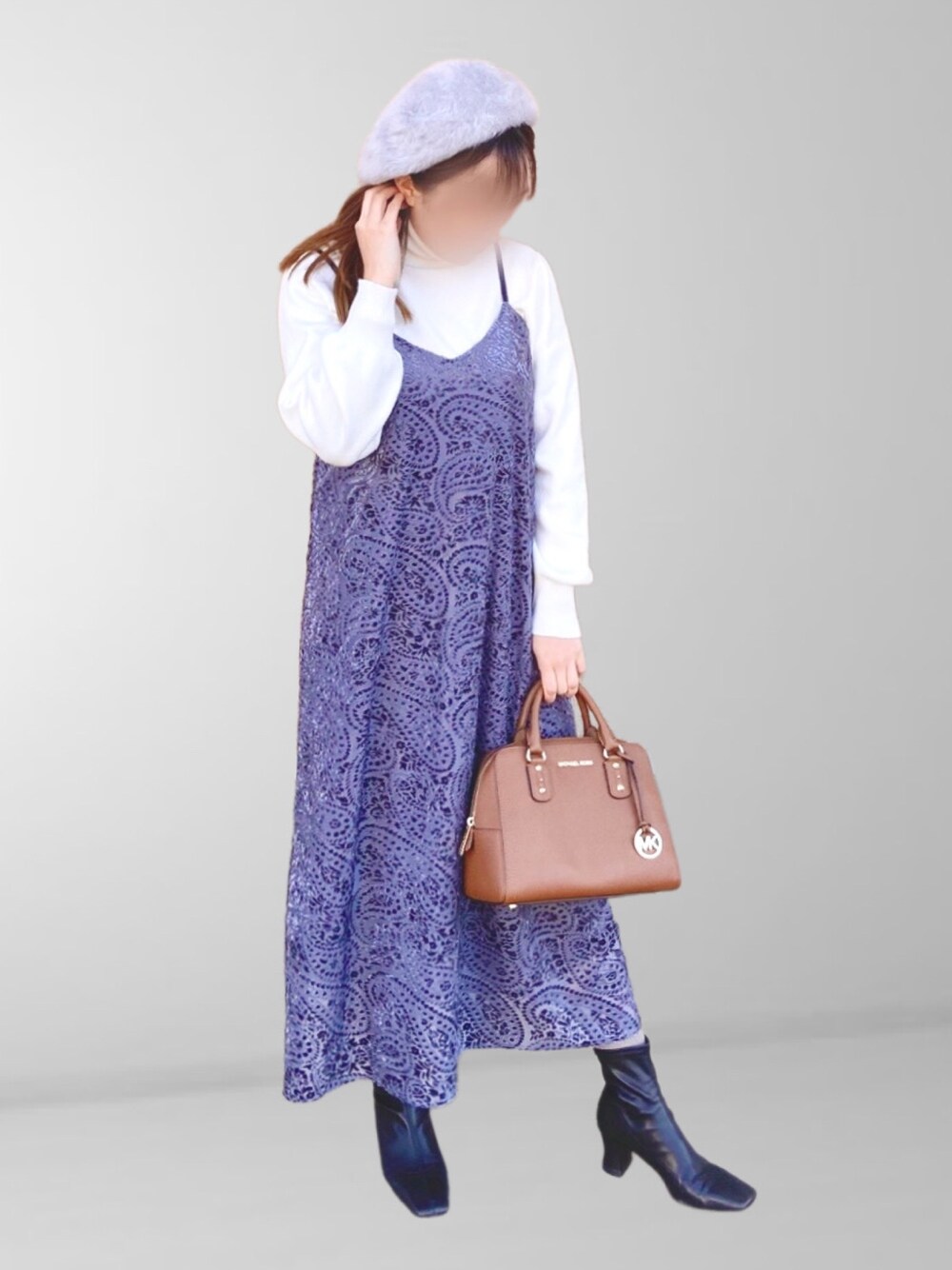 ホワイト系のニット/セーター、ブラック系のブーツ、ブルー系のワンピースを着用したレディースの冬コーディネートの1枚目の写真