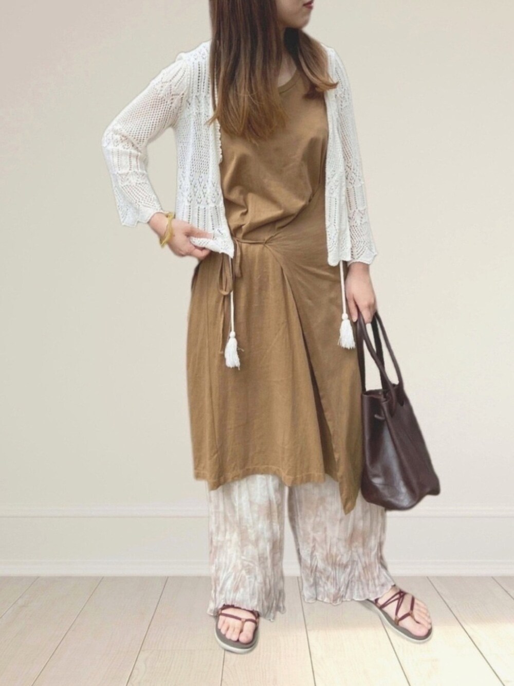 イエロー系のTシャツ/カットソー、ホワイト系のカーディガン/ボレロ、ベージュ系のその他パンツを着用したレディースの春コーディネートの1枚目の写真