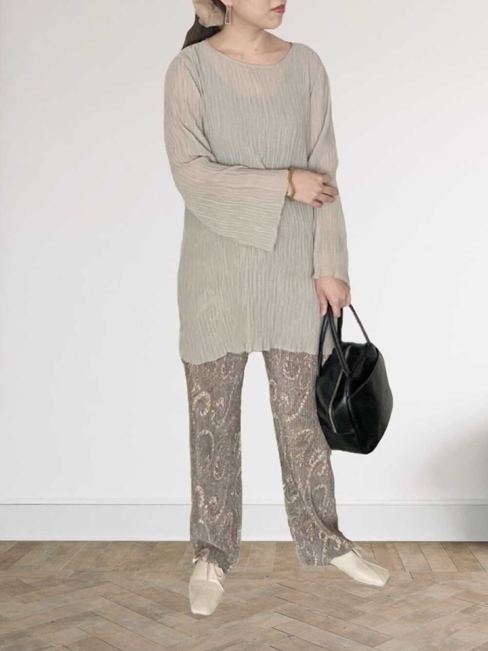 グリーン系のシャツ/ブラウス、グレー系のパンツ、ホワイト系のその他シューズを着用したレディースの春コーディネートの1枚目の写真