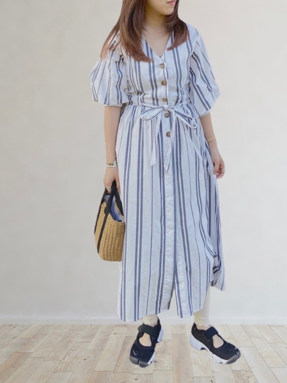 ホワイト系のワンピース/ドレス、ブラック系のサンダル、ホワイト系のレギンス/スパッツを着用したレディースの夏コーディネートの1枚目の写真