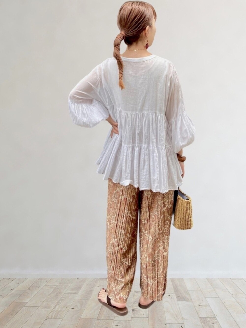 ホワイト系のシャツ/ブラウス、ブラウン系のその他パンツ、ブラウン系のサンダルを着用したレディースの夏コーディネートの1枚目の写真