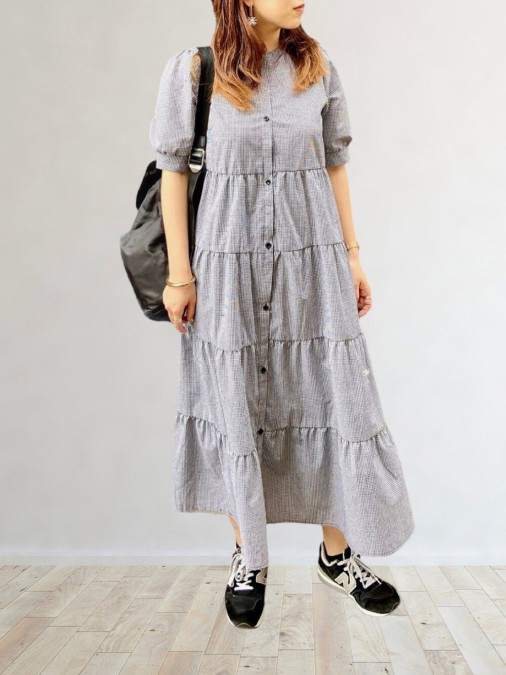 ブラック系のワンピース/ドレス、ブラック系のスニーカー、ブラック系のバックパック/リュックを着用したレディースの夏コーディネートの1枚目の写真