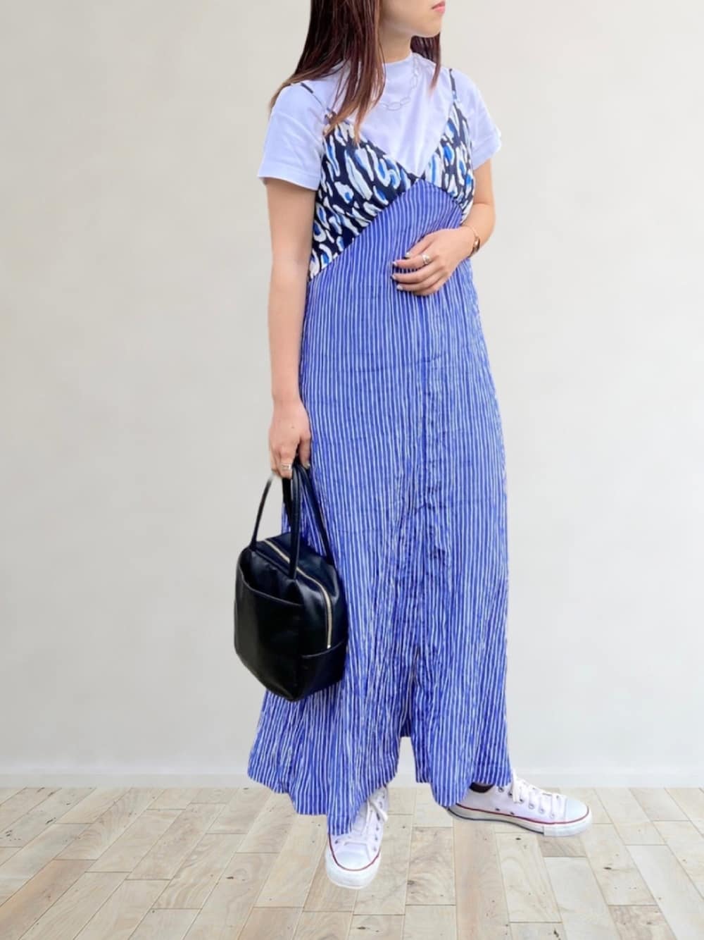 ブルー系のワンピース、ホワイト系のスニーカー、ブラック系のボストンバッグを着用したレディースの夏コーディネートの1枚目の写真