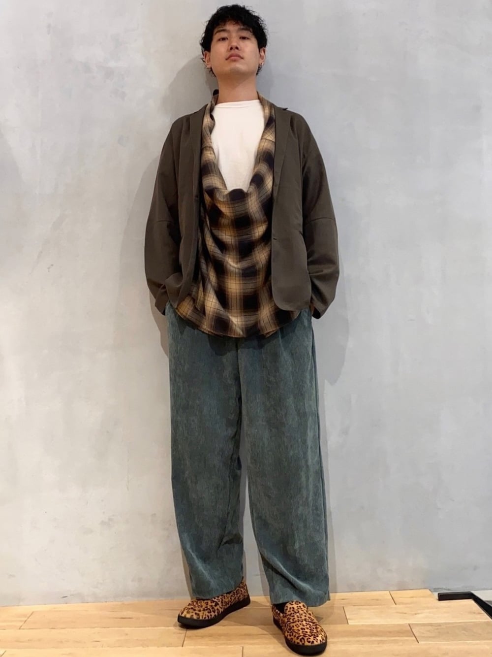 「チェック、テーラードジャケット、ワイドパンツ、コーデュロイ、コーデュロイパンツ、秋のコーデ、グリーン、オーバーサイズ、アイボリー、ラブアンドピース2020」｜「GoodwearのGood wear　ヘビーウエイトTシャツ(5分袖)（Tシャツ/カットソー、ホワイト系）」を使った、kengoさん（メンズ・180cm）の秋コーディネートの1枚目の写真