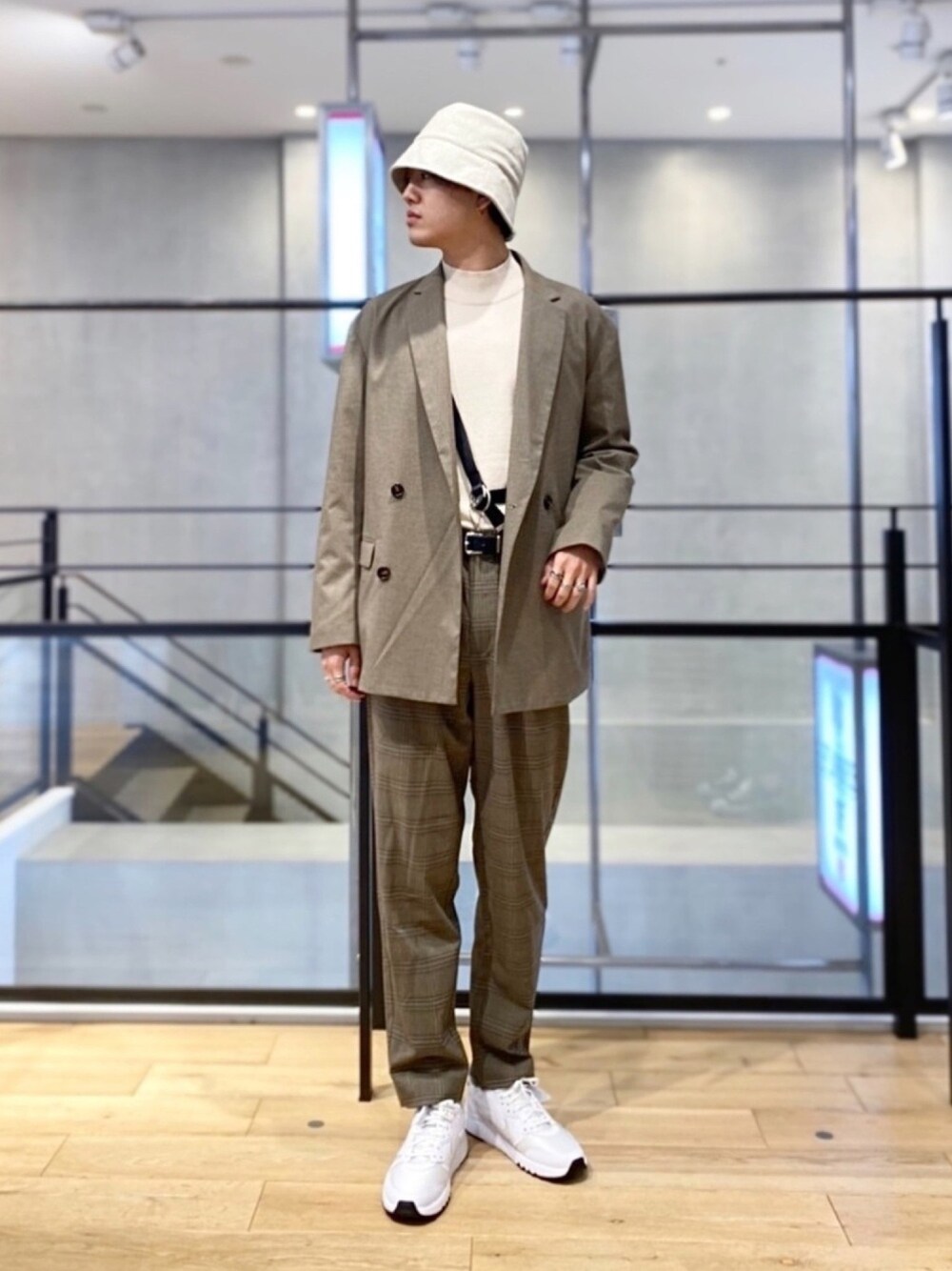 「ワントーンコーデ、休日スタイル、チェックパンツ、プチプラ、タックイン、SENSEOFPLACE、きれいめカジュアル、秋コーデ、秋冬コーデ、秋のカフェオレコーデ」｜「SENSE OF PLACE by URBAN RESEARCHのストレッチモックネックセーター（ニット/セーター、ホワイト系）」を使った、kengoさん（メンズ・180cm）の秋コーディネートの1枚目の写真