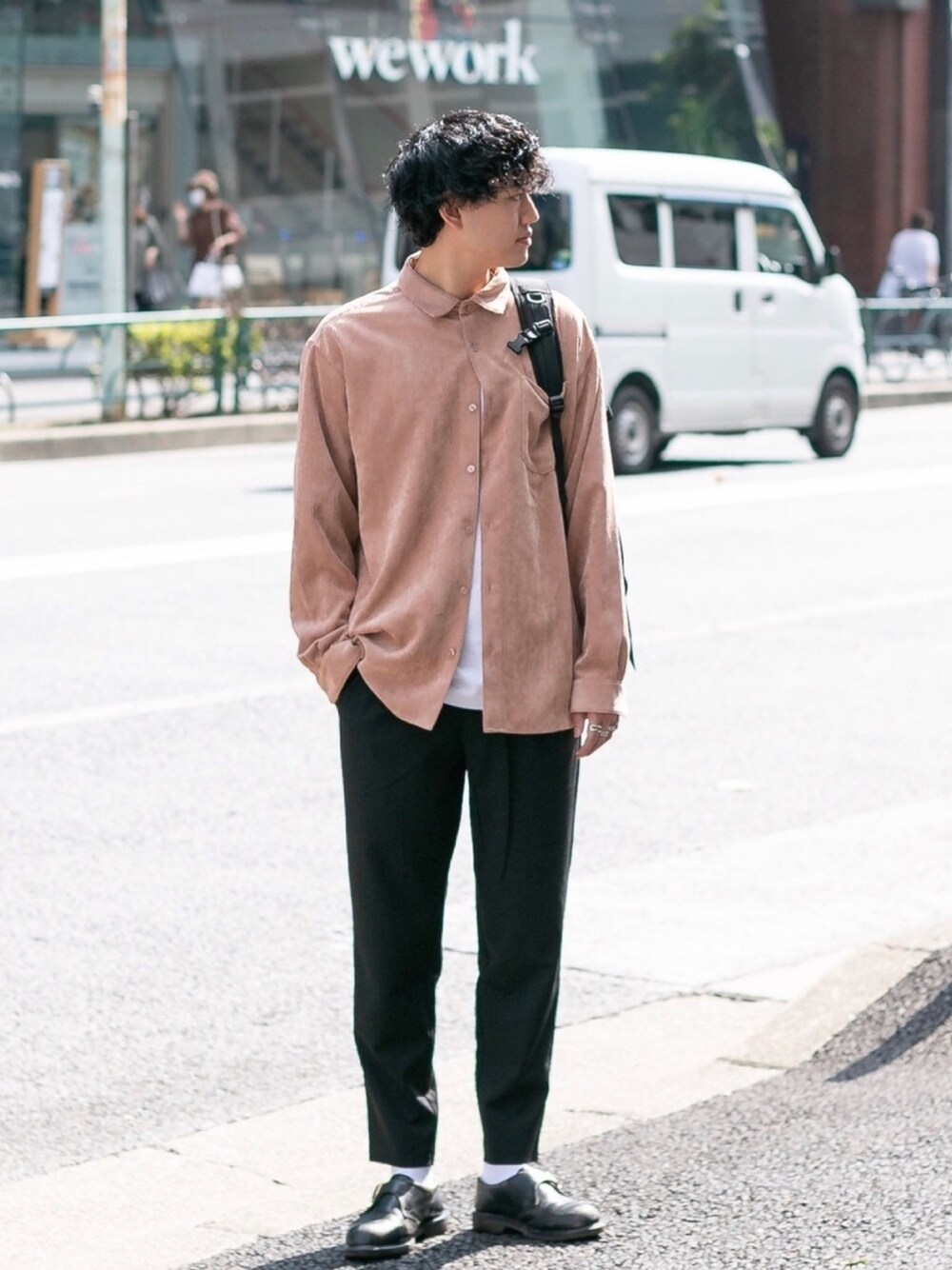 ピンク系のシャツ/ブラウス、ホワイト系のTシャツ/カットソー、ブラック系のその他パンツを着用したメンズの秋コーディネートの1枚目の写真