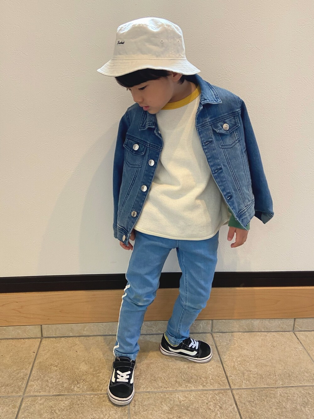 「キッズコーデ、休日スタイル、むすこーで、バケットハット、男の子コーデ」｜「Right-onのアイテム（デニムパンツ、ブルー系）」を使った、tetekunさん（キッズ・110cm）の春コーディネートの1枚目の写真