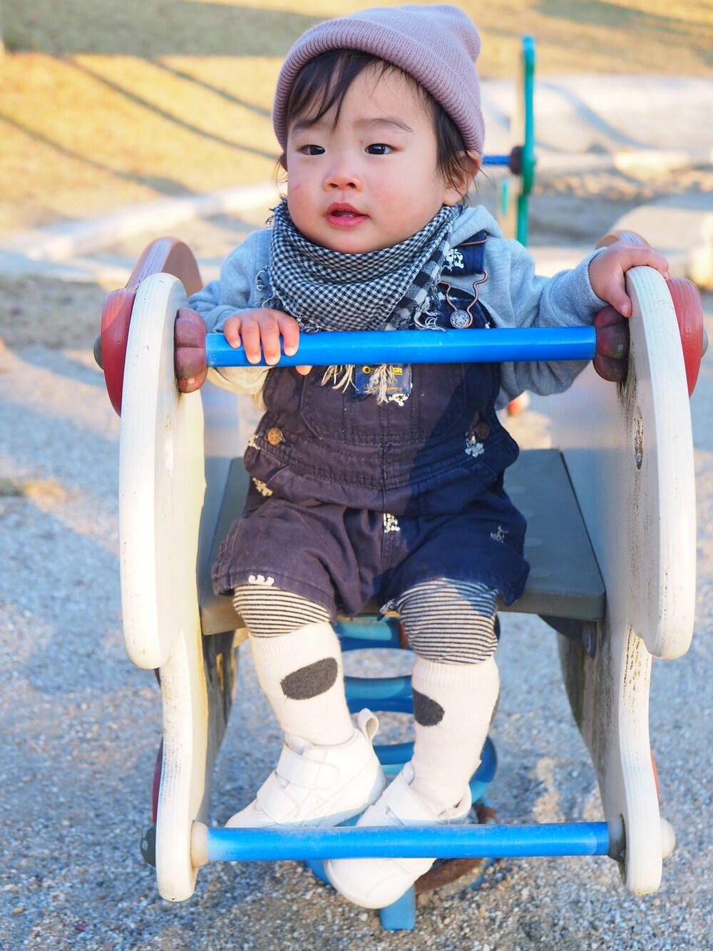 「ビーニー、サロペット、オーバーオール、柄×柄、柄、スタイ、チェック、オシュコシュ、1歳、男の子」｜「OSHKOSHのアイテム（サロペット/オーバーオール、ブラック系）」を使った、mikkunさん（キッズ・70cm）の冬コーディネートの1枚目の写真