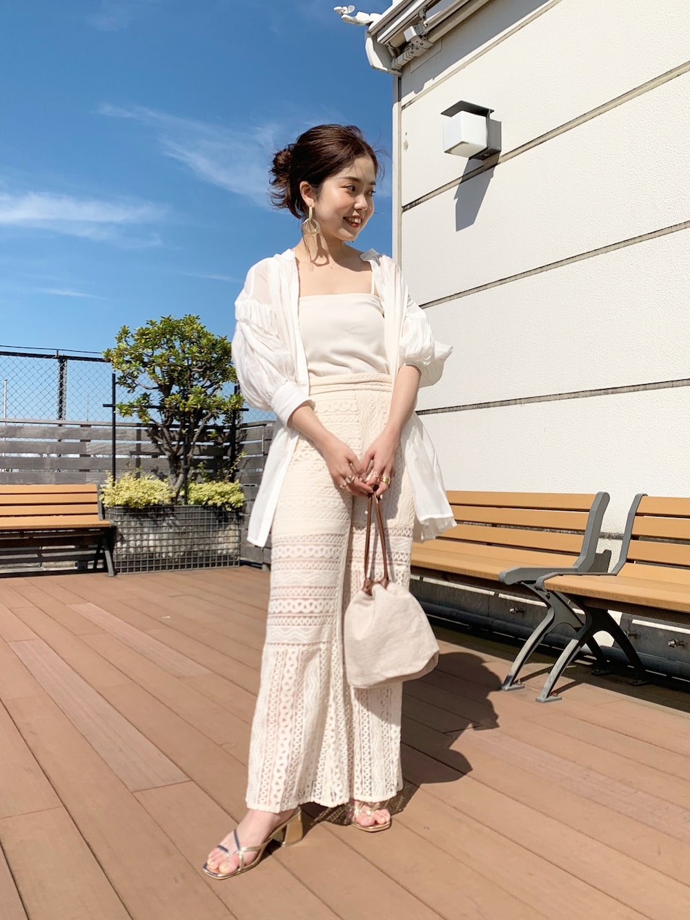 「大人カジュアル、休日スタイル、低身長、ワントーンコーデ、ワントーン、レースパンツ、ブラウス、サンダル、羽織り、カジュアル」｜「Chicoの5分袖BIGプリーツ袖ブラウス（シャツ/ブラウス、ホワイト系）」を使った、pira1002さん（レディース・152cm）の春コーディネートの1枚目の写真