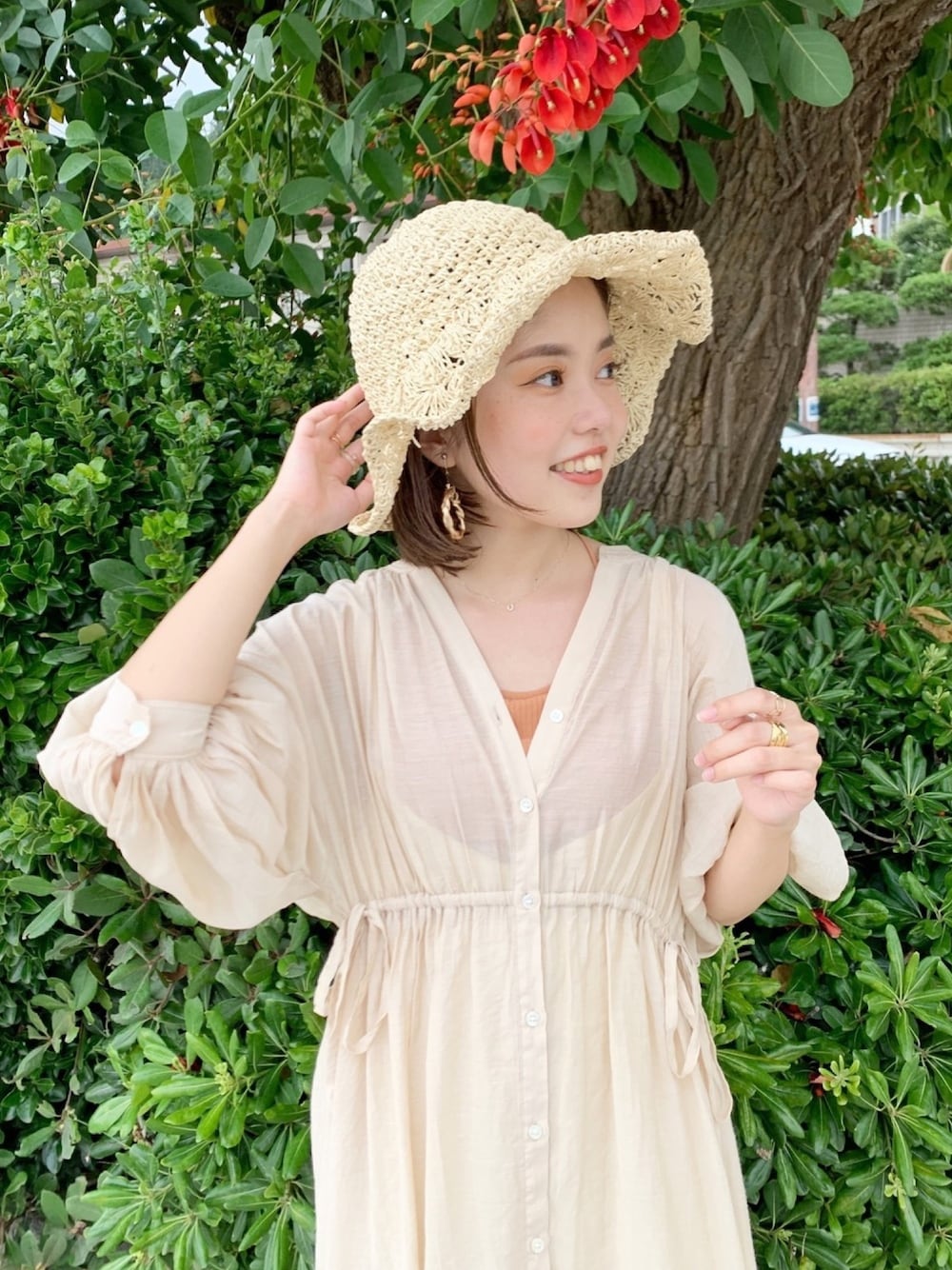 「夏コーデ、きれいめカジュアル、低身長コーデ、低身長、ストローハット、シャツワンピ、シアーシャツ、大人カジュアル、シンプル、麦わら帽子」｜「Chicoの細リボンペーパーハット（ハット、ホワイト系）」を使った、pira1002さん（レディース・152cm）の夏コーディネートの1枚目の写真