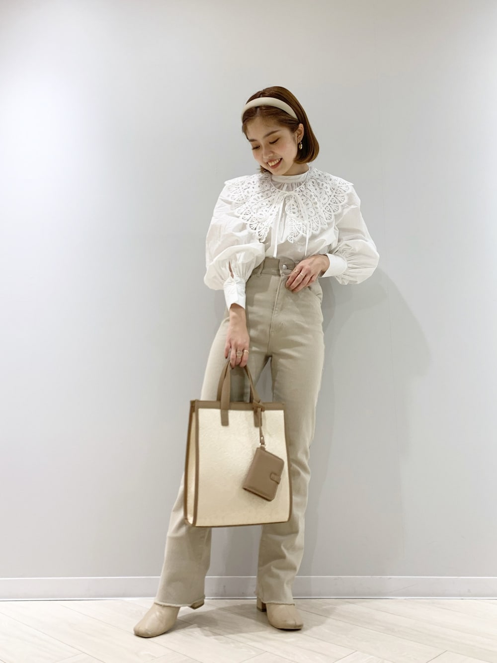 「大人カジュアル、シンプル、春コーデ、低身長コーデ、低身長、ベージュコーデ、ワントーンコーデ、デニム、ブラウス、襟付きトップス」｜「Chicoの付け襟2wayスタンドブラウス（シャツ/ブラウス、ホワイト系）」を使った、pira1002さん（レディース・152cm）の冬コーディネートの1枚目の写真
