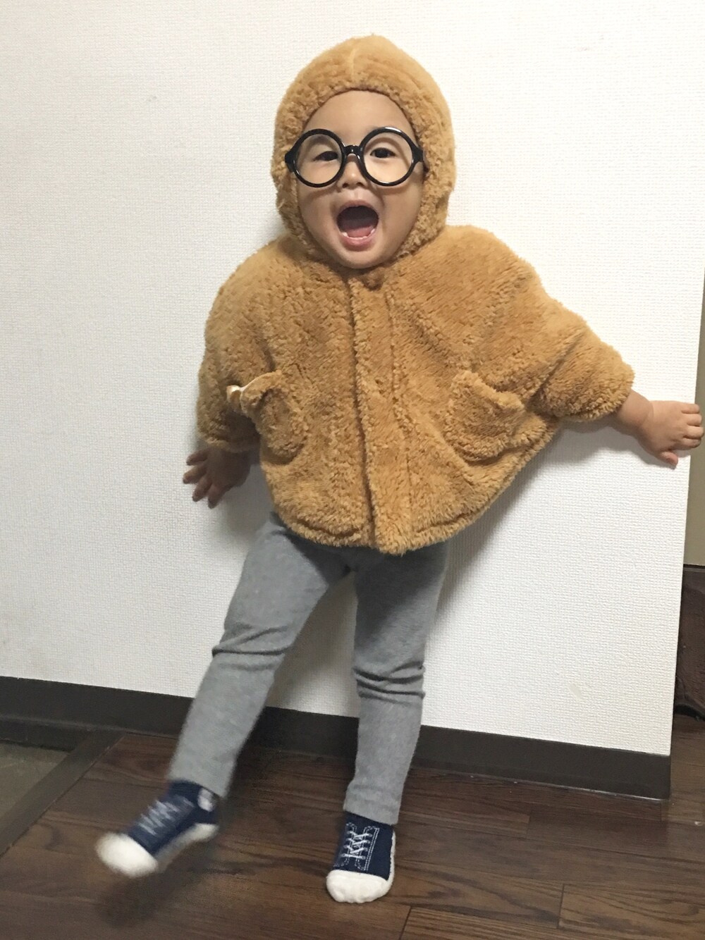 「キッズファッション、キッズコーデ、3歳、ポンチョ、おうちスタイル、もこもこ、ルームウェア、むちむちくん」｜「赤ちゃん本舗のアイテム（ポンチョ、ブラウン系）」を使った、むちむちくんさん（キッズ・90cm）の冬コーディネートの1枚目の写真