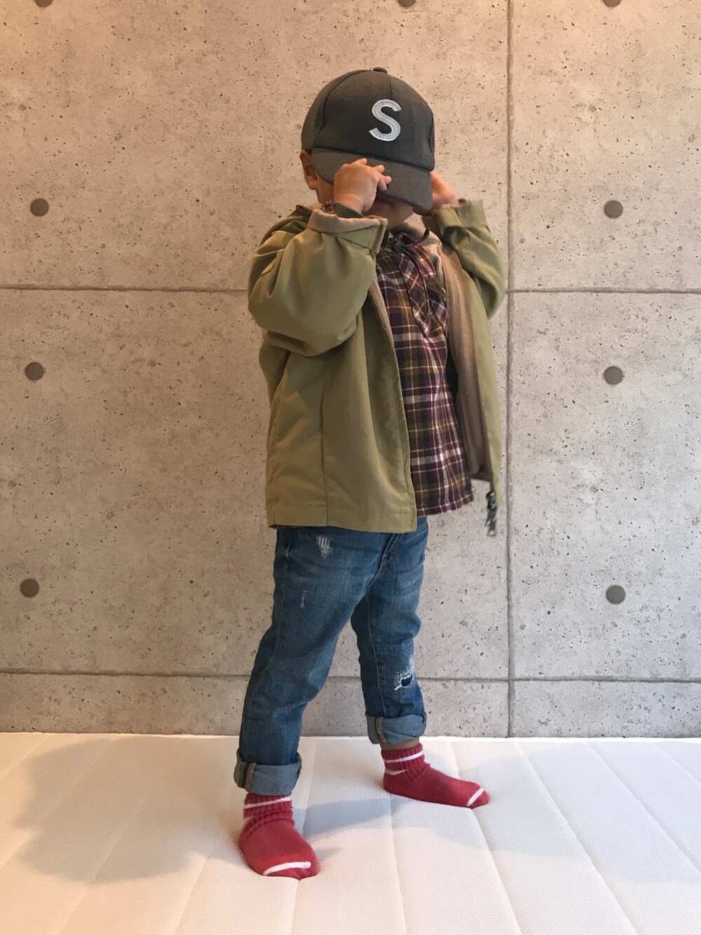 「キッズファッション、キッズコーデ、ダイソー、キャップ、プチプラ、Ralph Lauren」｜「SHIPS KIDSのアイテム（シャツ/ブラウス、ブラウン系）」を使った、むちむちくんさん（キッズ・90cm）の冬コーディネートの1枚目の写真