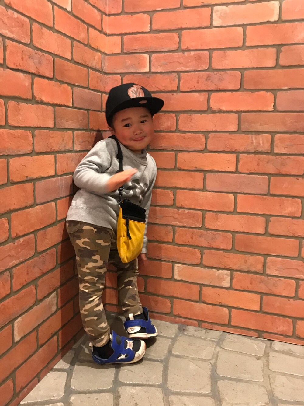 「LEE、スウェット、カモ柄、サコッシュ、NEW ERA、男の子、キッズコーデ、キッズファッション」｜「NEW ERAのアイテム（キャップ、ブラック系）」を使った、むちむちくんさん（キッズ・90cm）の冬コーディネートの1枚目の写真