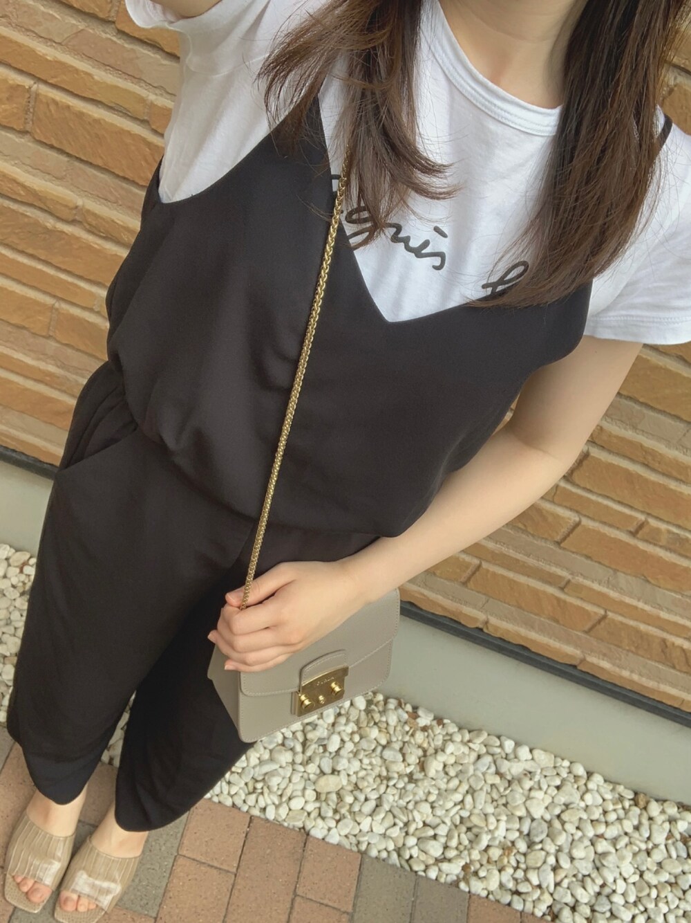 「今日のコーデ、カジュアル、楽チンコーデ、オトナカジュアル、アニエスベー、UNIQLO」｜「agnes b.のS137 TS ロゴTシャツ（Tシャツ/カットソー、ホワイト系）」を使った、Uさん（レディース・153cm）の春コーディネートの1枚目の写真