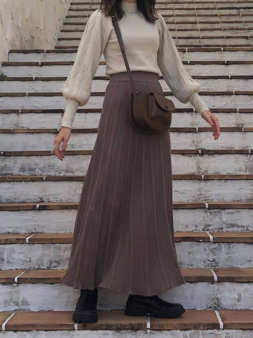 「冬コーデ、ベージュコーデ、ニットコーデ、fifth、eim_press、EMODA、rili_tokyo、ロングスカート、ブーツ、シンプル」｜「fifthのケーブル編みボリュームスリーブニット（ニット/セーター、ベージュ系）」を使った、ayunさん（レディース・165cm）の秋コーディネートの1枚目の写真