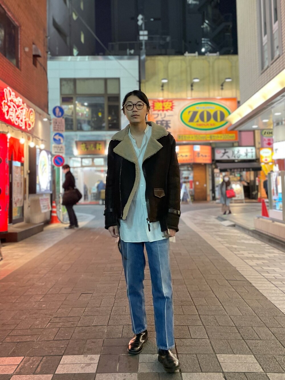 「uncut bound、新宿、レザーLOVEスナップ、ムートン、秋コーデ、メガネ男子、ブーツ、デニム、オトナカジュアル、ファッションの力を信じよう」｜「Uncut BoundのGarrett(ギャレット)　B-3 JACKET（ライダースジャケット、ブラウン系）」を使った、みうらさん（メンズ・177cm）の秋コーディネートの1枚目の写真