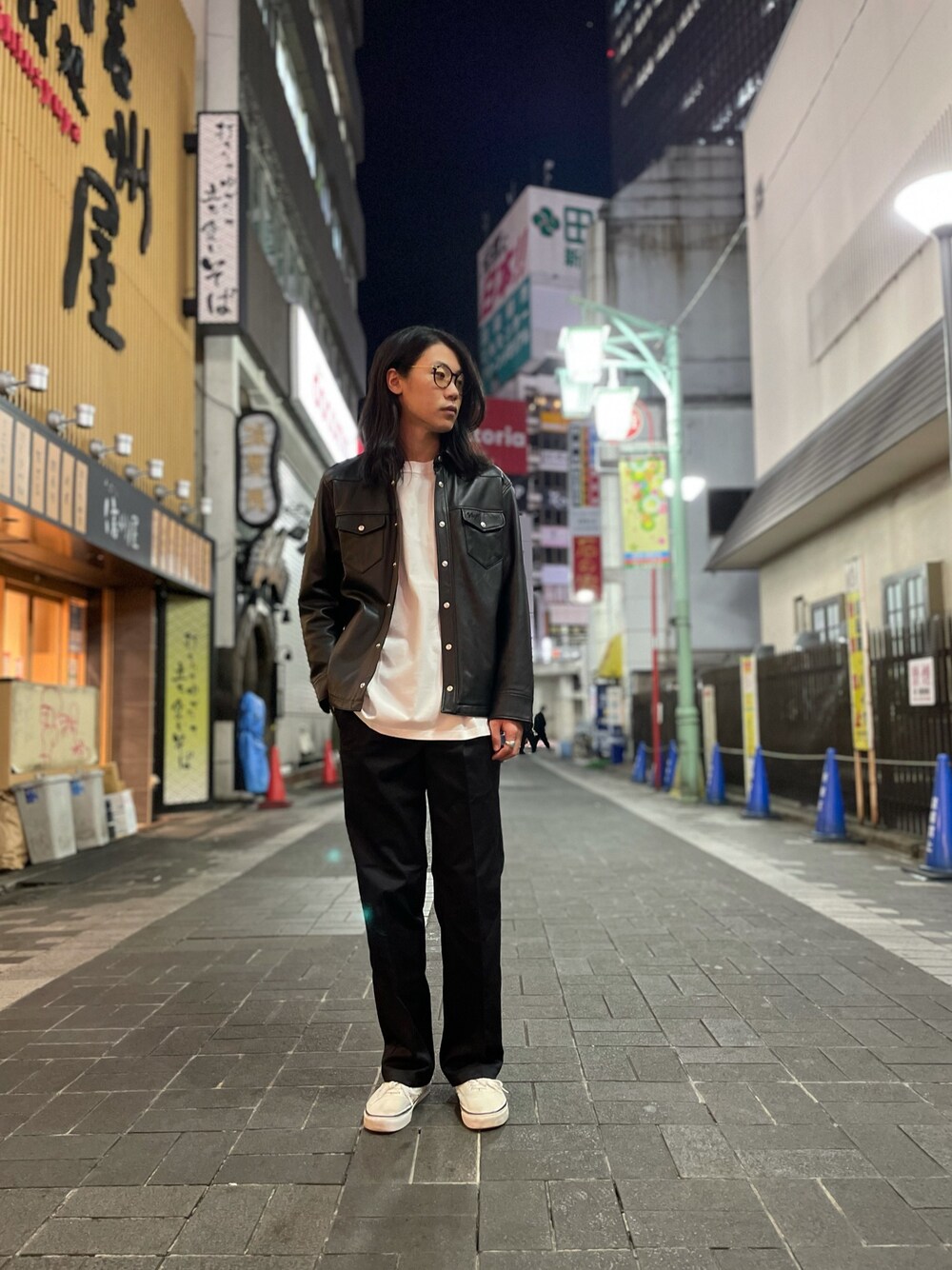「uncut bound、新宿、レザーLOVEスナップ、レザーシャツ、Dickies、白スニーカー、VANS、黒、大人コーデ、ファッションの力を信じよう」｜「schottのSchott/ショット/LAMB LEATHER SHIRT/ラムレザーシャツ（ライダースジャケット、ブラック系）」を使った、みうらさん（メンズ・177cm）の冬コーディネートの1枚目の写真