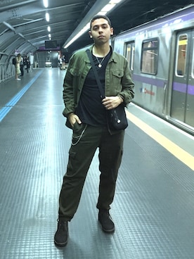 「oversize」｜「アイテム（ミリタリージャケット）」を使った、Richard Dantasさん（メンズ・173cm）の夏コーディネート