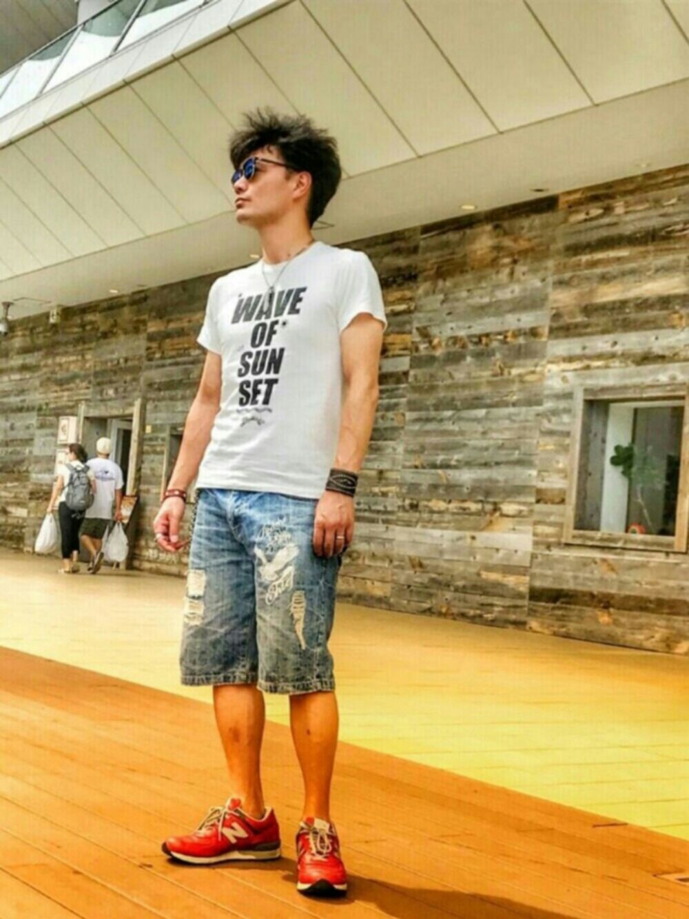 ホワイト系のTシャツ/カットソー、ブルー系のデニムパンツ、レッド系のスニーカーを着用したメンズの夏コーディネートの1枚目の写真