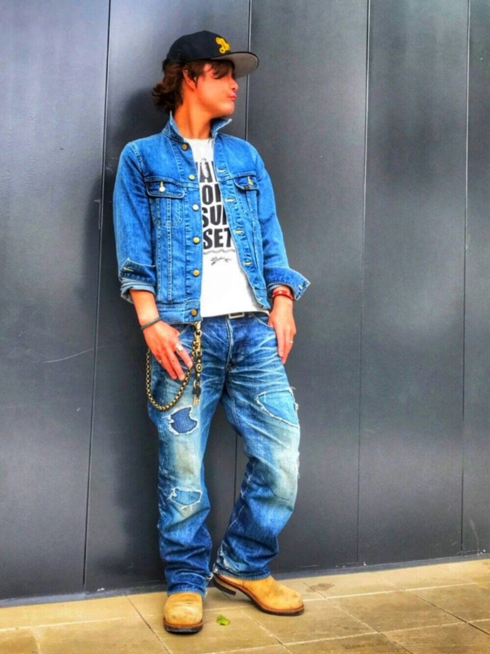 ブルー系のデニムパンツ、ホワイト系のTシャツ/カットソー、ブルー系のデニムジャケットを着用したメンズの春コーディネートの1枚目の写真