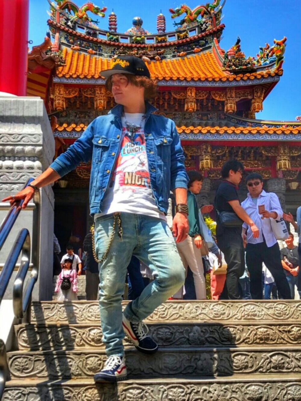 ホワイト系のTシャツ/カットソー、ブルー系のデニムジャケット、ブルー系のデニムパンツを着用したメンズの春コーディネートの1枚目の写真