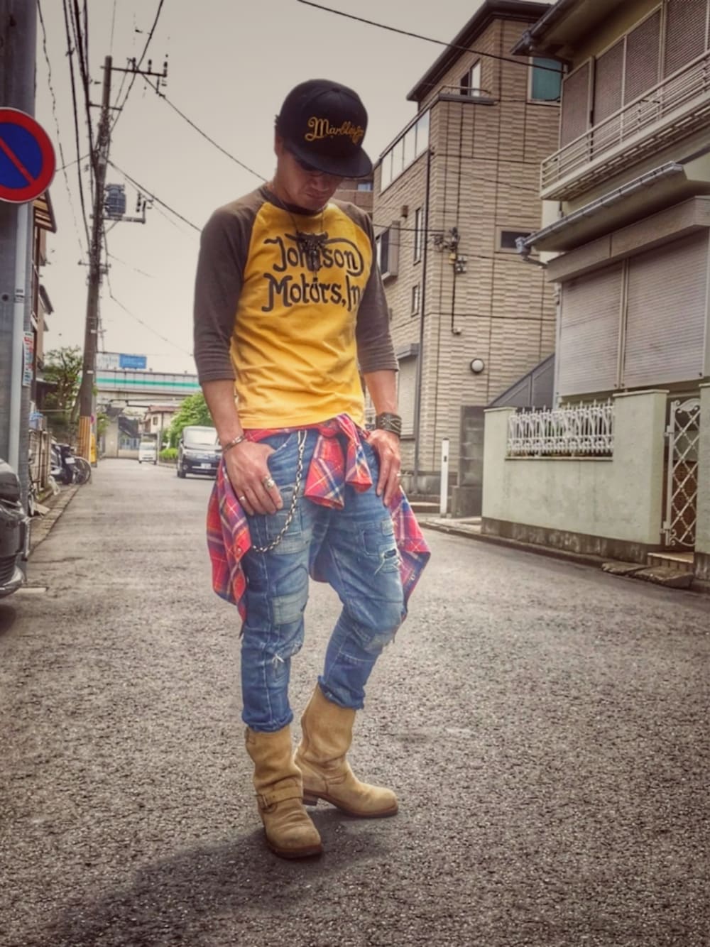 ベージュ系のブーツ、ブルー系のデニムパンツ、イエロー系のTシャツ/カットソーを着用したメンズの春コーディネートの1枚目の写真
