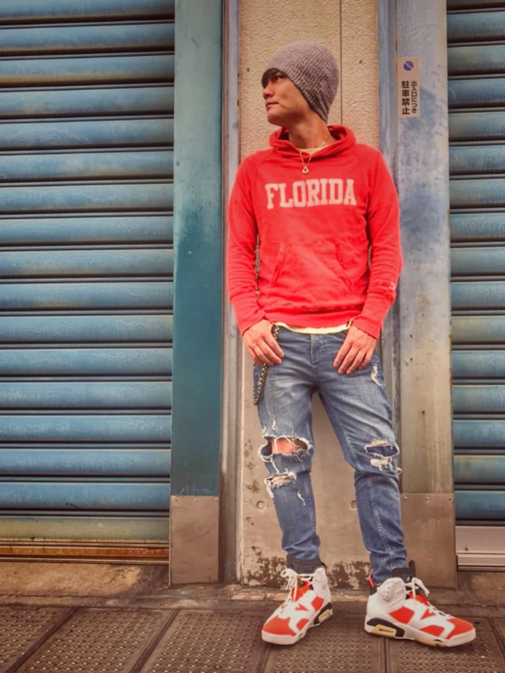 ブルー系のデニムパンツ、イエロー系のTシャツ/カットソー、オレンジ系のパーカーを着用したメンズの夏コーディネートの1枚目の写真