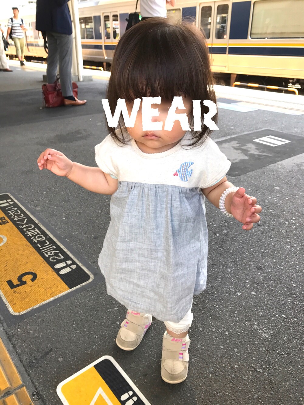 「1歳2ヶ月、おでかけ」｜「Hoppettaのアイテム（チュニック、グレー系）」を使った、yuさん（キッズ・70cm）の春コーディネートの1枚目の写真