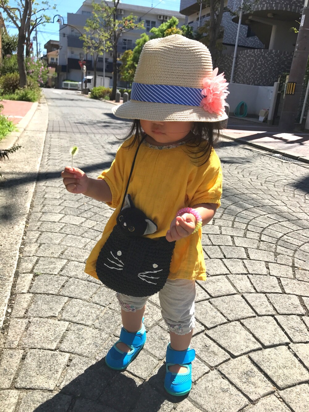 「1歳6ヶ月、おでかけ」｜「ASICSのアイテム（サンダル、ブルー系）」を使った、yuさん（キッズ・70cm）の秋コーディネートの1枚目の写真