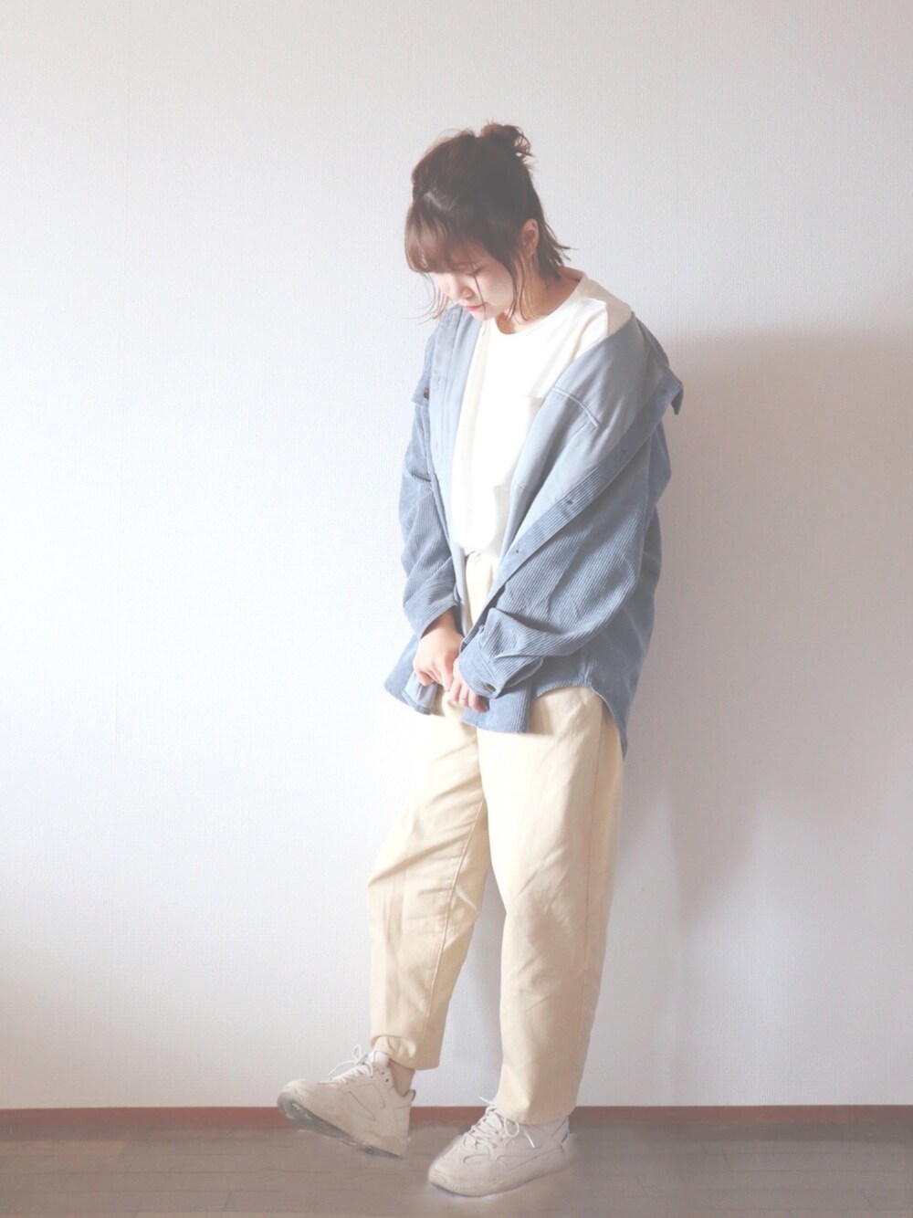 ブルー系のジャケット/アウター、ホワイト系のTシャツ/カットソー、イエロー系のパンツを着用したレディースの春コーディネートの1枚目の写真