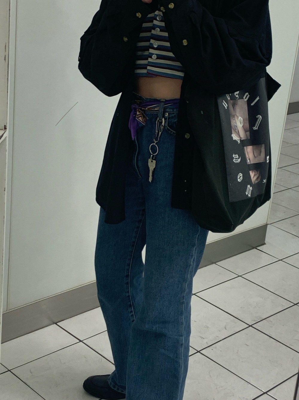 「デニム、スカーフ、NHOJ、M.Y.O.B」｜「M.Y.O.Bのアイテム（トートバッグ、ブラック系）」を使った、GAWAさん（レディース・162cm）の春コーディネートの1枚目の写真