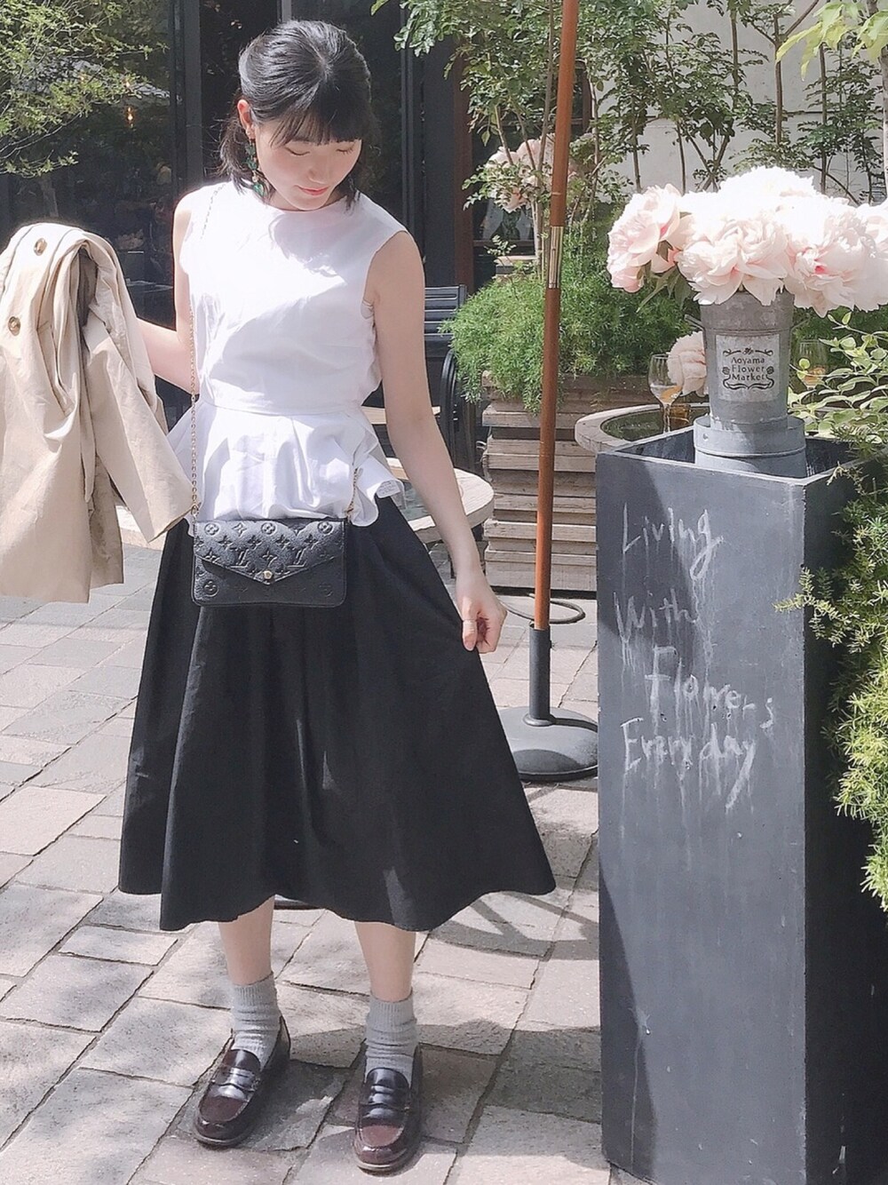 「大人カジュアル、夏コーデ、シンプル、LouisVuitton、snidel、LOWRYS FARM、きれいめカジュアル、大人ガーリー、シンプルコーデ、おでかけ」｜「SNIDELのノーカラーペプラムブラウス（シャツ/ブラウス、ホワイト系）」を使った、ゆうほさん（レディース・164cm）の夏コーディネートの1枚目の写真
