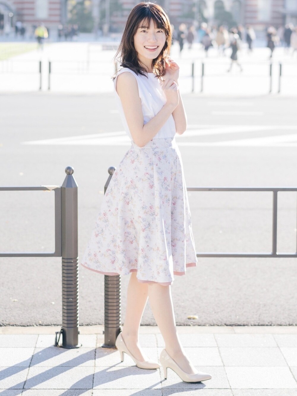 「丸の内、東京、撮影、おしゃれさんと繋がりたい、トッコクローゼット、スナイデル、ガーリー、フェミニン、シンプル、プチプラ」｜「tocco closetのフラワープリント×無地リバーシブルフレアスカート（スカート、ピンク系）」を使った、ゆうほさん（レディース・163cm）の冬コーディネートの1枚目の写真