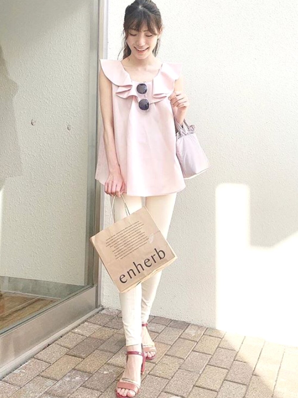 「きれいめカジュアル、ユニクロコーデ、パンツスタイル、楽チンコーデ、おしゃれさんと繋がりたい、ホワイトコーデ、いいね、save、フォローお願いします🤑、ユニクロ、ピンクコーデ、キレイめ」｜「liala pgのアイテム（シャツ/ブラウス、ピンク系）」を使った、ゆうほさん（レディース・163cm）の夏コーディネートの1枚目の写真