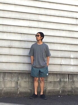 「GU（ジーユー）のアイテム（Tシャツ/カットソー、グレー系）」を使った、理一さん（メンズ・163cm）の夏コーディネート