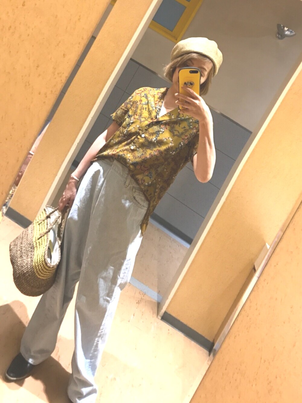 「ドラフトトゥデイフル、休日スタイル、パンツスタイル、オトナカジュアル、柄シャツ、ベレー帽、かごバッグ、TODAYFUL、おきにいりアイテム、イエロー」｜「TODAYFULのアイテム（シャツ/ブラウス、イエロー系）」を使った、UUさん（レディース・158cm）の夏コーディネートの1枚目の写真