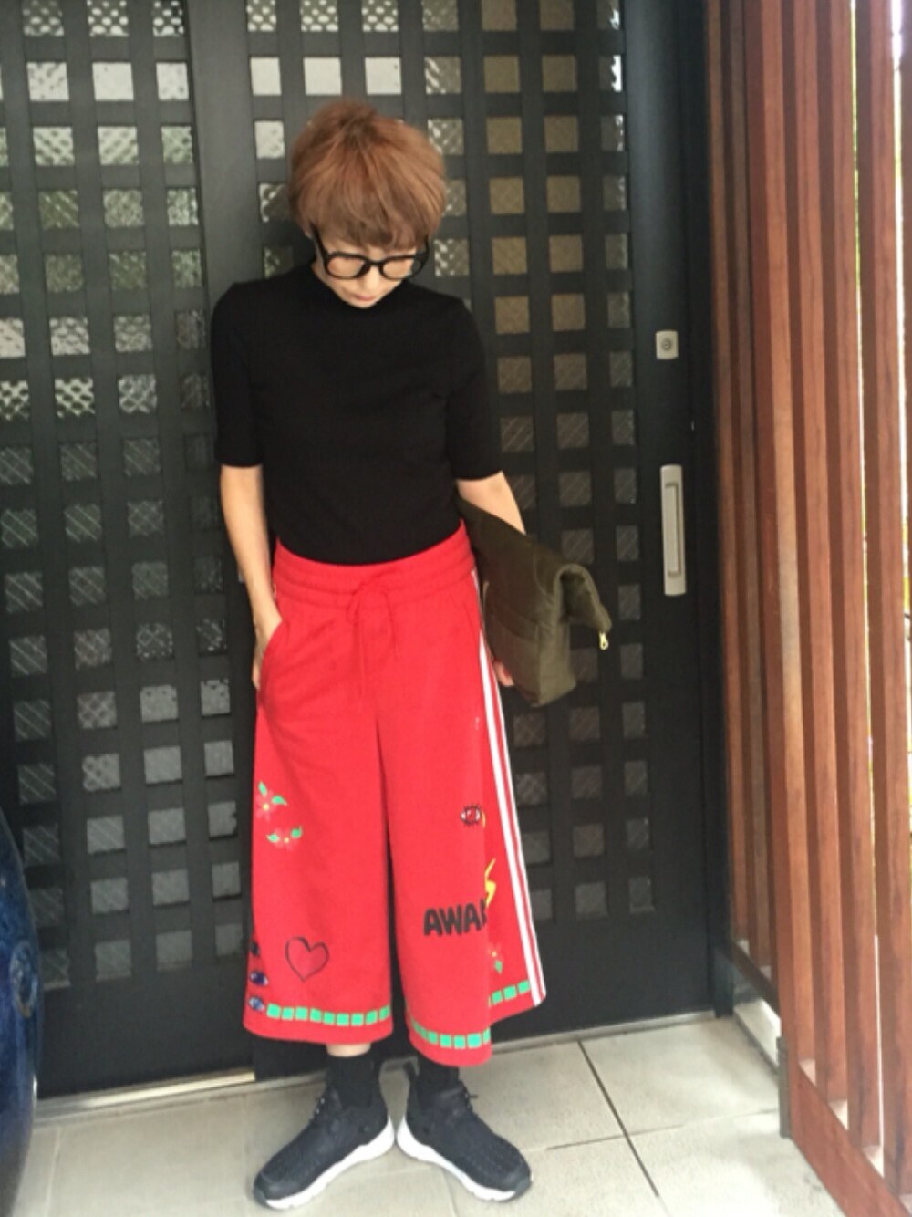 「スポーツミックス、赤×黒、ハイネック、メガネ女子、ドラフトアディダス」｜「UNIQLOのアイテム（Tシャツ/カットソー、ブラック系）」を使った、UUさん（レディース・158cm）の秋コーディネートの1枚目の写真