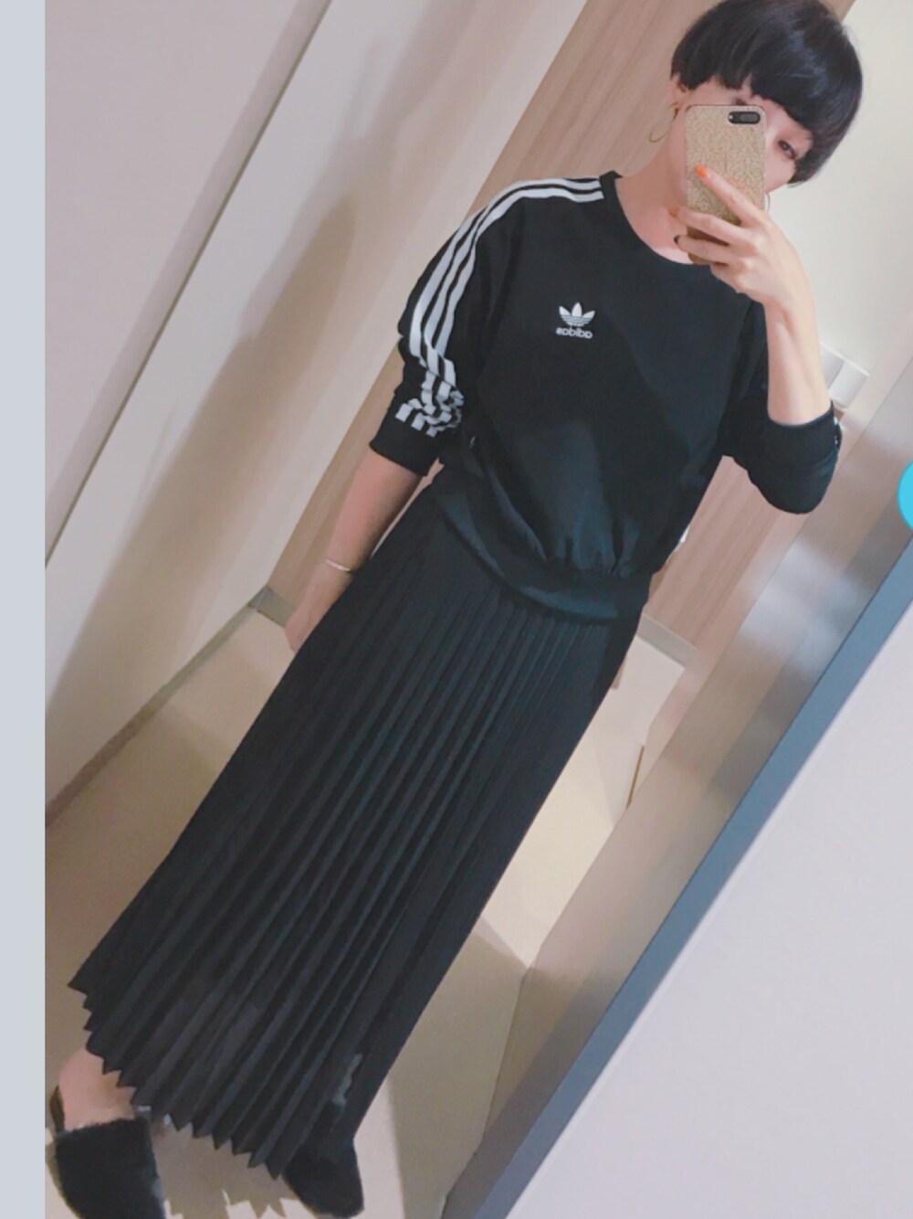 「ブラックコーデ、スポーツミックス、シフォンスカート、オトナ女子、ショートヘア、黒髮、アディダス、ユニクロ、ジーユー、ファーサンダル」｜「adidas Originalsのアイテム（シャツ/ブラウス、ブラック系）」を使った、UUさん（レディース・158cm）の秋コーディネートの1枚目の写真