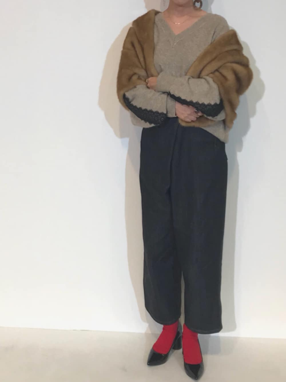 「オトナ女子、パンツスタイル、デニムパンツ、休日スタイル、イベント、エコファー、ケープ、赤い靴下、TODAYFUL、ZARA」｜「TODAYFULのTODAYFUL(トゥディフル) ''Eco Fur Cape'' ファーケープ（その他アウター、ブラウン系）」を使った、UUさん（レディース・158cm）の秋コーディネートの1枚目の写真