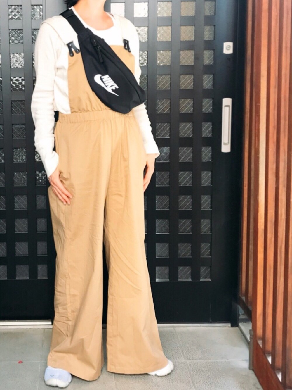 「大人カジュアル、カジュアルコーデ、サーマル、ボディバッグ、サロペット、ラクチンコーデ、TODAYFUL、NIKE、エアリフト」｜「TODAYFULのサーマルラグランT（Tシャツ/カットソー、ホワイト系）」を使った、UUさん（レディース・158cm）の春コーディネートの1枚目の写真