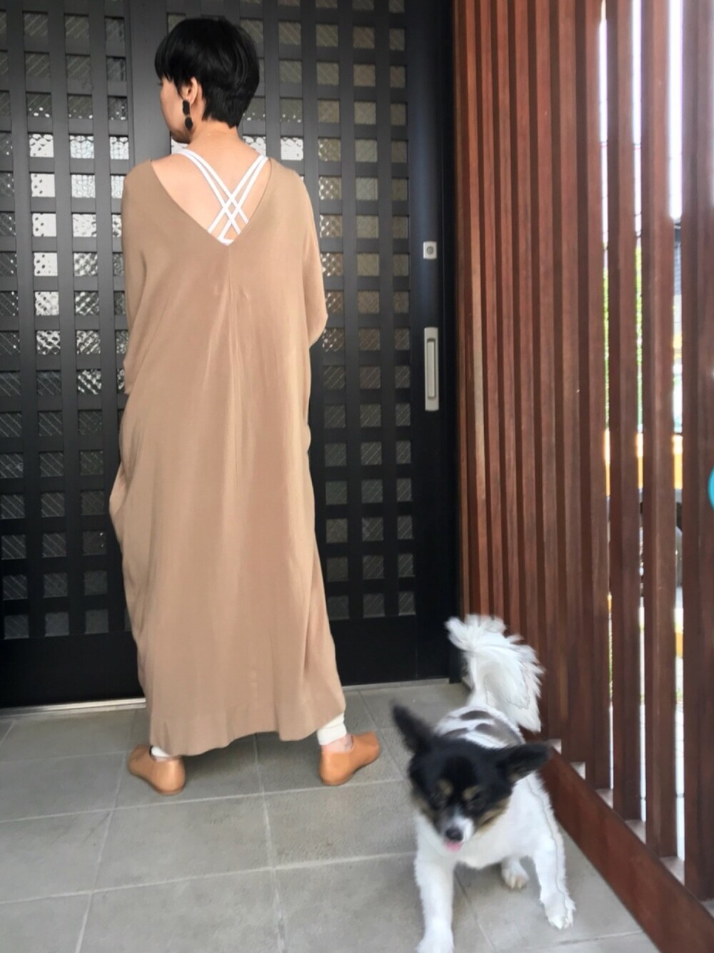 「ゆるコーデ、ラクチンコーデ、オトナ女子、バックシャン、レギンス、ベージュコーデ、黒髪、ベリーショート、TODAYFUL、ワンピース」｜「TODAYFULのコクーンサックドレス（ワンピース、ベージュ系）」を使った、UUさん（レディース・158cm）の春コーディネートの1枚目の写真