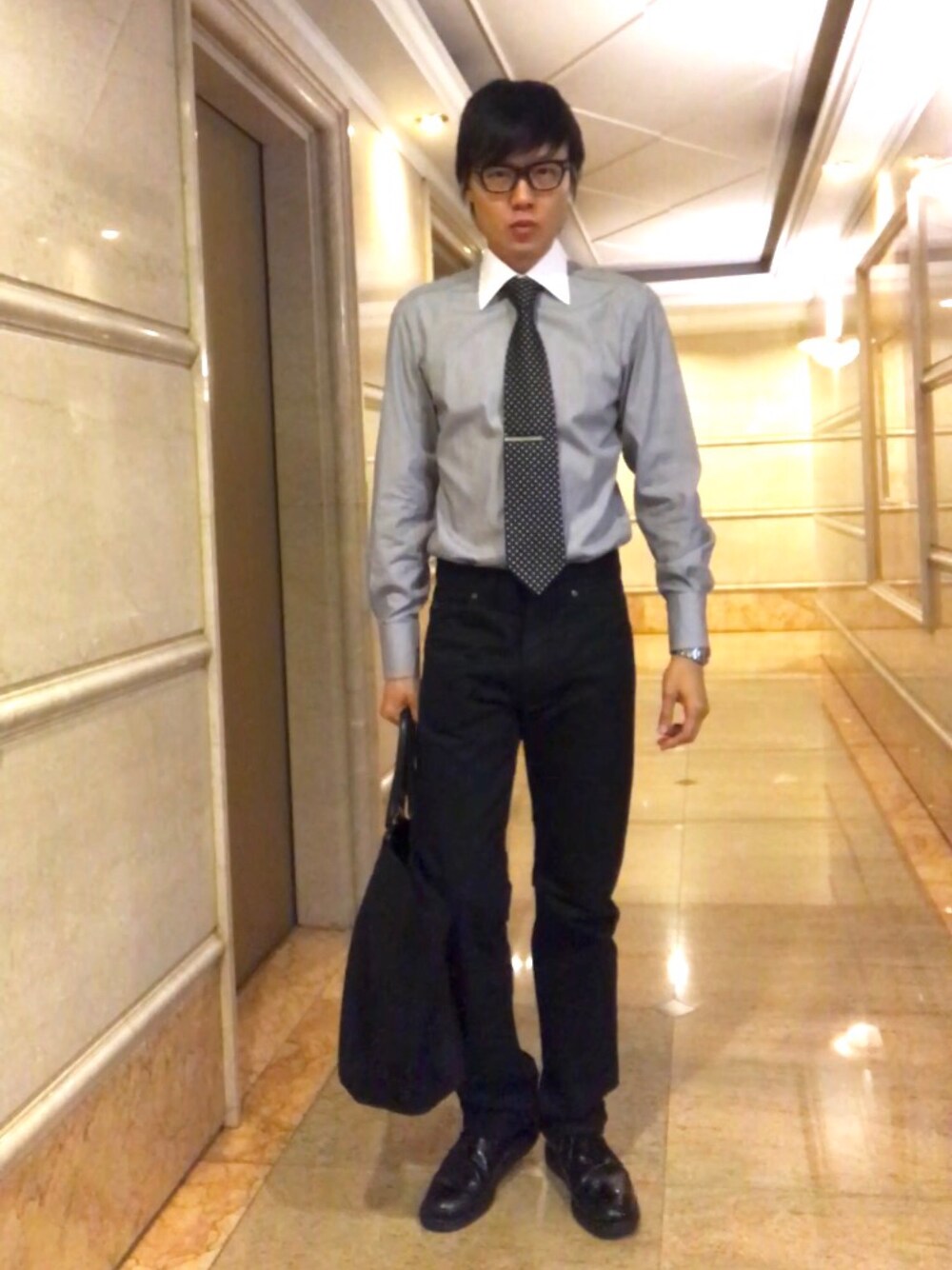 「ootd、TOM FORD、TOM FORD EYE WEAR　メガネ、シャツ、ネクタイ、ネクタイピン、モノトーン」｜「TOM FORDのアイテム（ネクタイピン、シルバー系）」を使った、LKさん（メンズ・178cm）の夏コーディネートの1枚目の写真